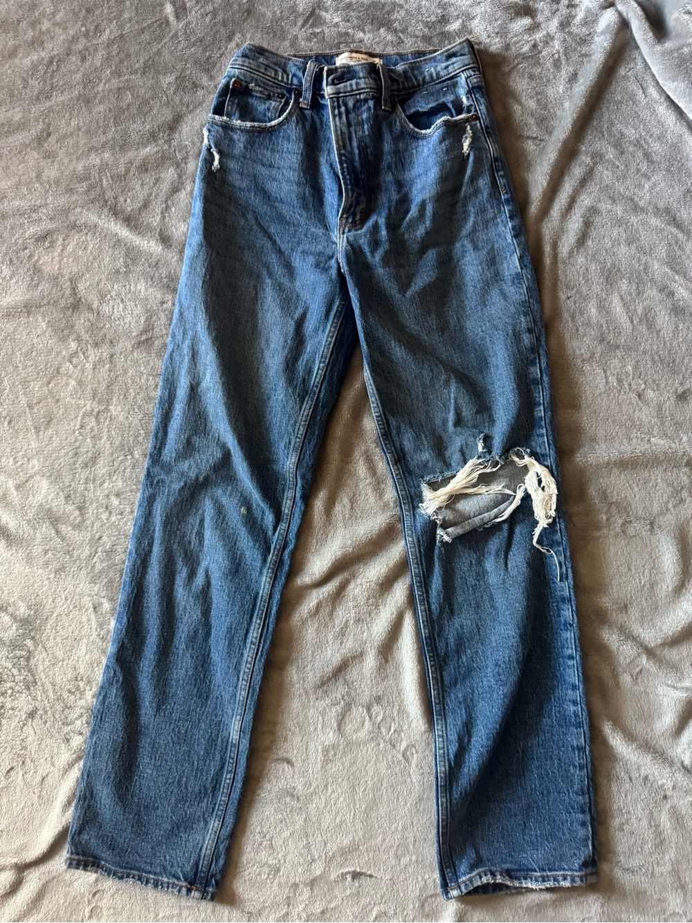 Abercrombie & Fitch Women’s Distressed 90s straight leg Jeans
